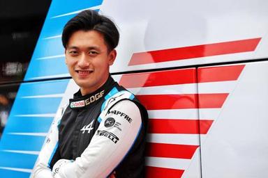 周冠宇完F1首秀表现亮眼，离F1车手仅一步之遥